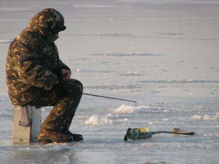 ФОТО: http://www.revda-info.ru/2013/04/18/sotrudniki-mchs-spasli-rybaka-poteryavshego-soznanie-na-ldu/